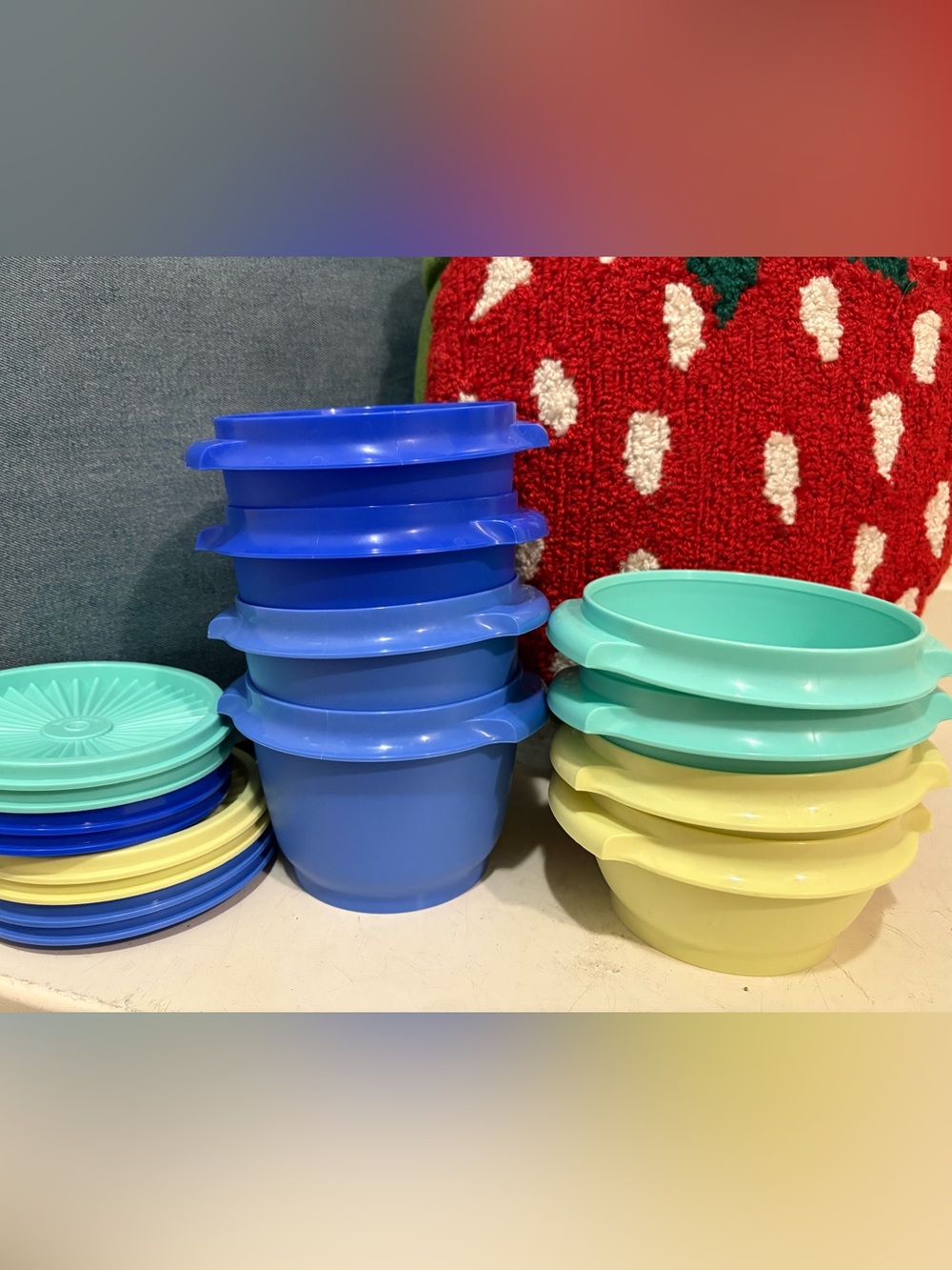 Tupperware small Blue Round Plastic snack Containers with lids 16pc